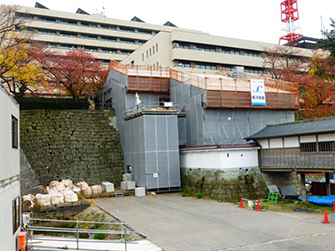 工事中の建物を風雨から保護するための仮の屋根（素屋根）を設置